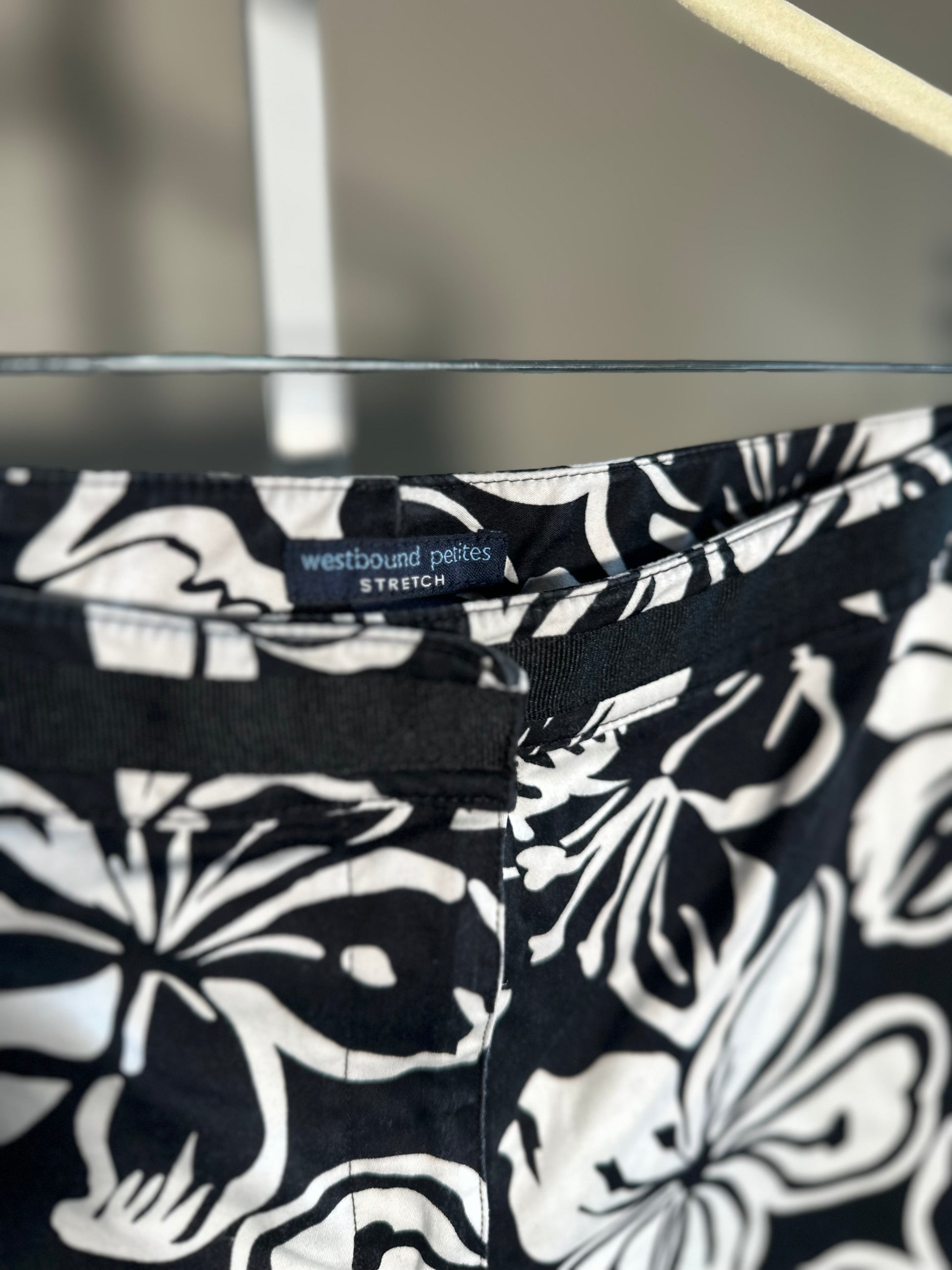 "Westbound Petites" Stretch White and Black Capri Pants